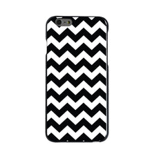 DistinctInk® Hard Plastic Snap-On Case for Apple iPhone or Samsung Galaxy - Black & White Chevron Stripes