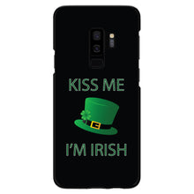 DistinctInk® Hard Plastic Snap-On Case for Apple iPhone or Samsung Galaxy - Black Green Kiss Me Im Irish